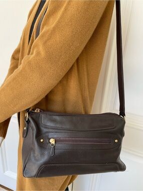 ILI New York Brown Pebbled Leather Organizer Crossbody Bag Multiple Zip Pockets